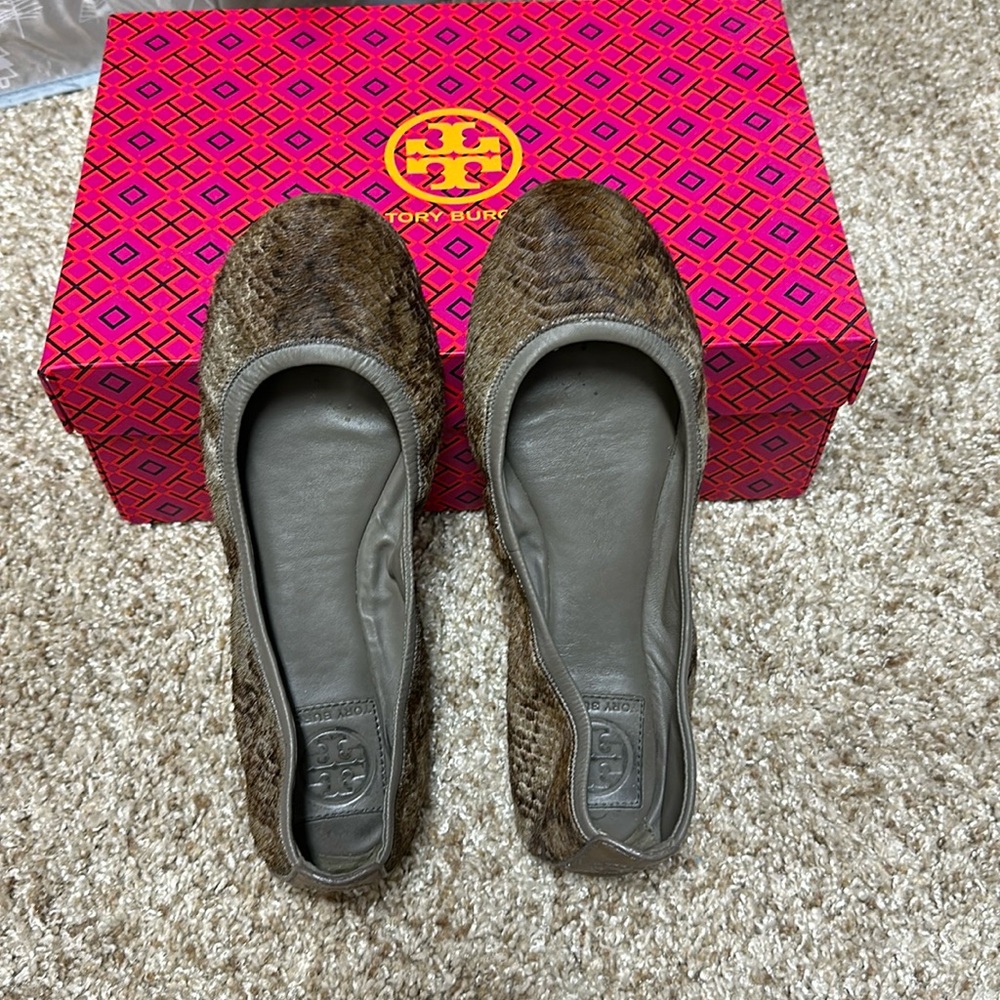 Tory Burch Size 8.5 Calf Slippers